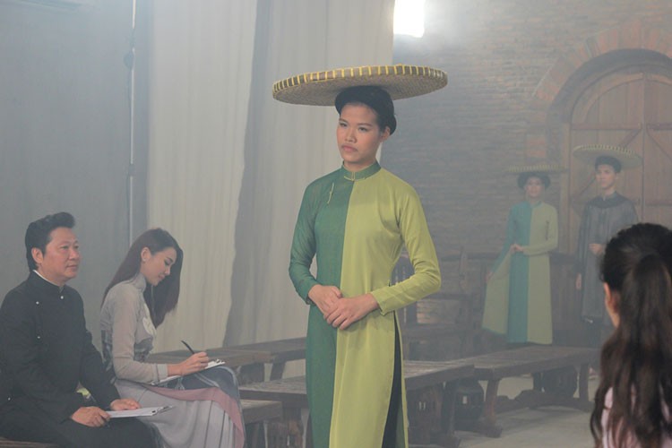 Thi sinh Vietnams Next Top Model toat mo hoi doi thoc catwalk-Hinh-4